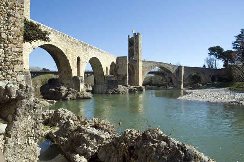 Girona - Besalú 03 - puente.jpg
